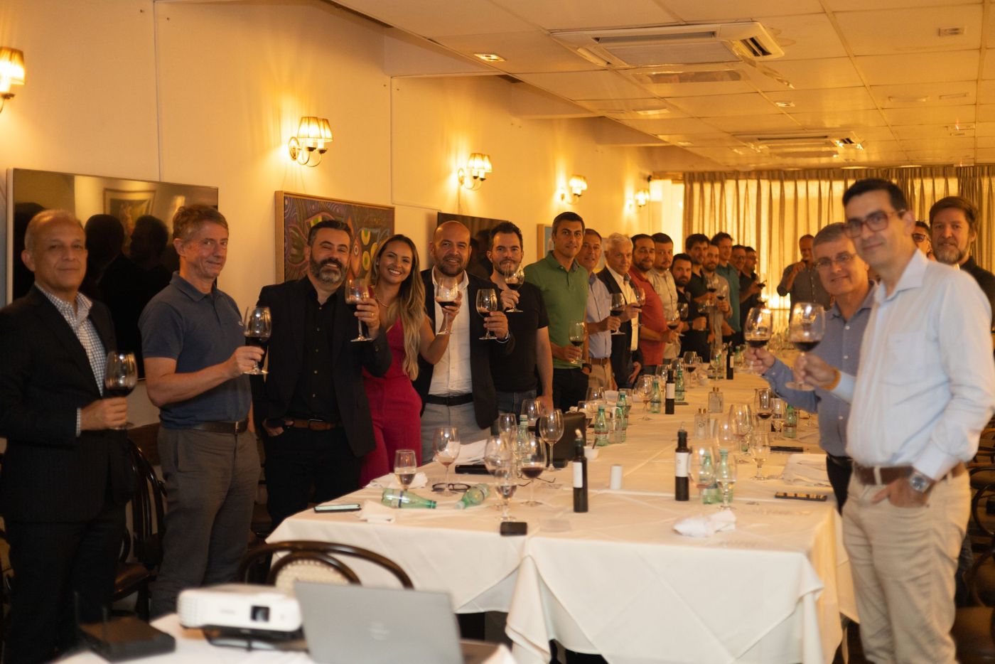 Membros do K-Pool brindando num jantar Smart Wines